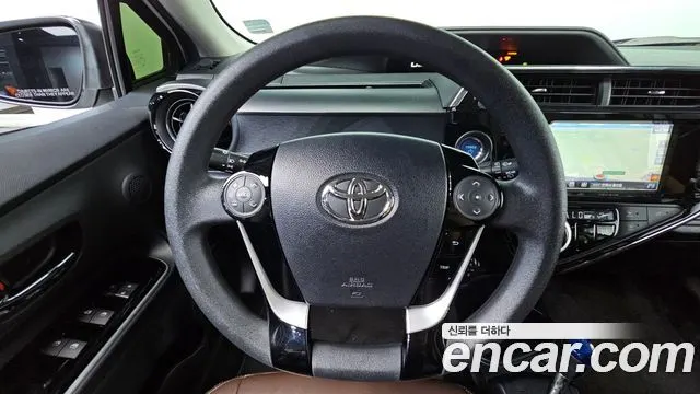TOYOTA PRIUS C 2019 — 114 938 км, белый, Корея — под ключ — фото 11