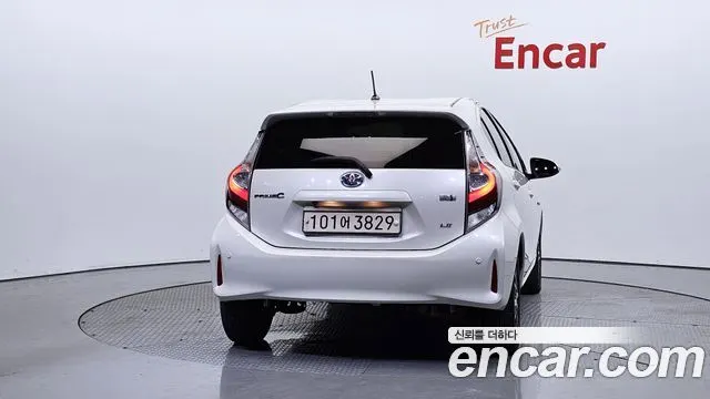 TOYOTA PRIUS C 2019 — 114 938 км, белый, Корея — под ключ — фото 4