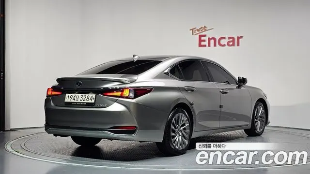 LEXUS ES300H 2025 — 38 281 км, серебристо-серый, Корея — под ключ — фото 2