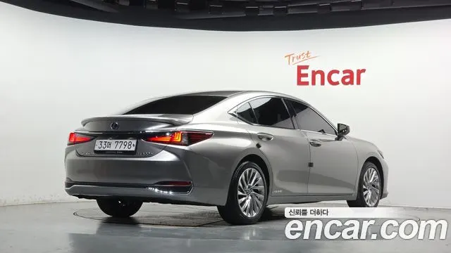LEXUS ES300H 2019 — 25 569 км, серебристо-серый, Корея — под ключ — фото 1