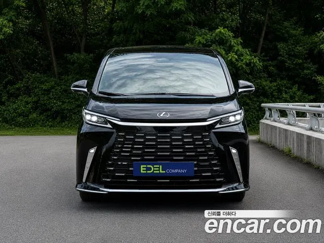 LEXUS LM 2025
