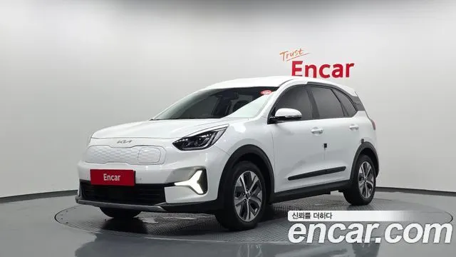 KIA NIRO PLUS 2023 — 122 512 км, белый, Корея — под ключ — фото 1