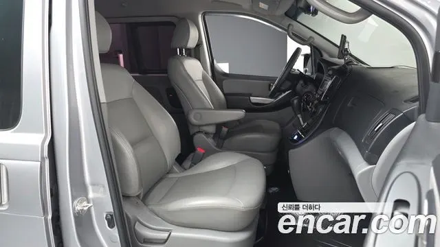 HYUNDAI GRAND STAREX 2017 — 181 785 км, серебристо-серый, Корея — под ключ — фото 11