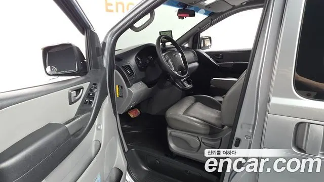 HYUNDAI GRAND STAREX 2017 — 181 785 км, серебристо-серый, Корея — под ключ — фото 10