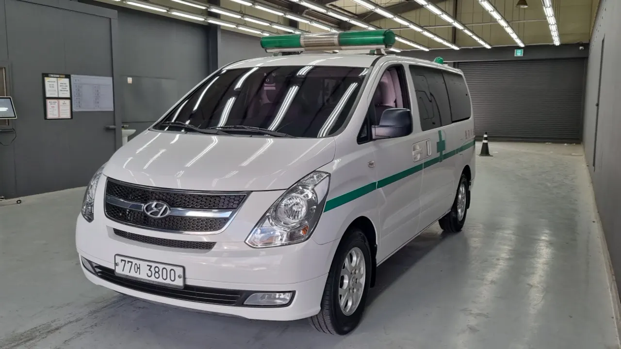 HYUNDAI GRAND STAREX 2015 — 50 000 км, белый, Корея — под ключ — фото 1