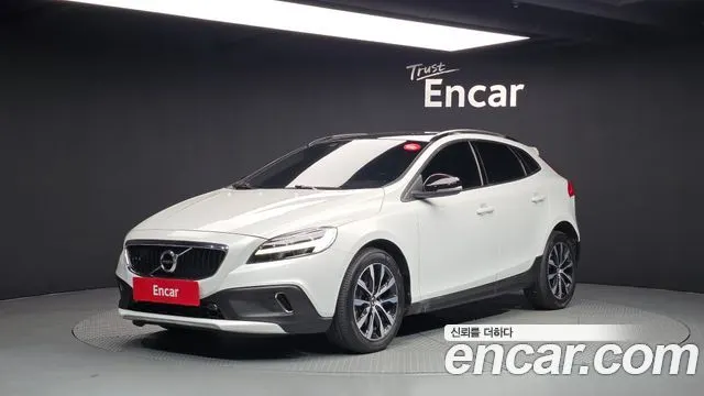 VOLVO V40 CROSS COUNTRY 2019 — 143 769 км, белый, Корея — под ключ — фото 1
