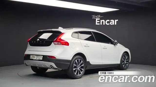 VOLVO V40 CROSS COUNTRY 2019 — 143 769 км, белый, Корея — под ключ — фото 2
