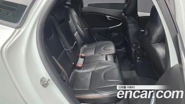 VOLVO V40 CROSS COUNTRY 2019 — 143 769 км, белый, Корея — под ключ — фото 12