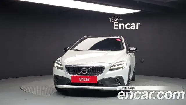 VOLVO V40 CROSS COUNTRY 2019 — 143 769 км, белый, Корея — под ключ — фото 3