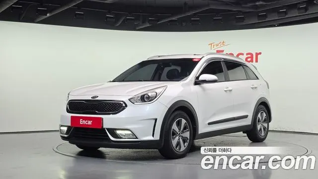 KIA NIRO 2017 — 241 919 км, белый, Корея — под ключ — фото 1