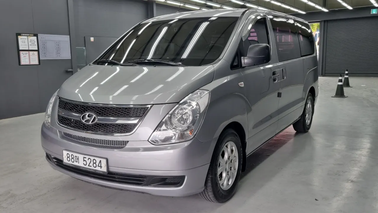 HYUNDAI GRAND STAREX 2015 — 154 057 км, серебристо-серый, Корея — под ключ — фото 1