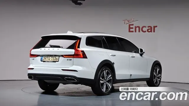 VOLVO V60 CROSS COUNTRY 2021 — 90 753 км, белый, Корея — под ключ — фото 1