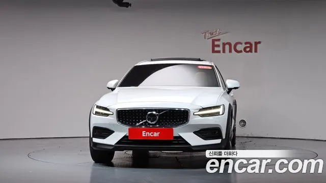 VOLVO V60 CROSS COUNTRY 2021 — 90 753 км, белый, Корея — под ключ — фото 3