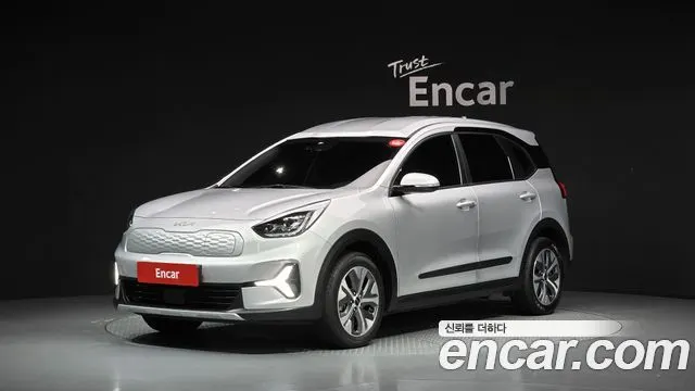 KIA NIRO PLUS 2023 — 28 125 км, серебристо-серый, Корея — под ключ — фото 1