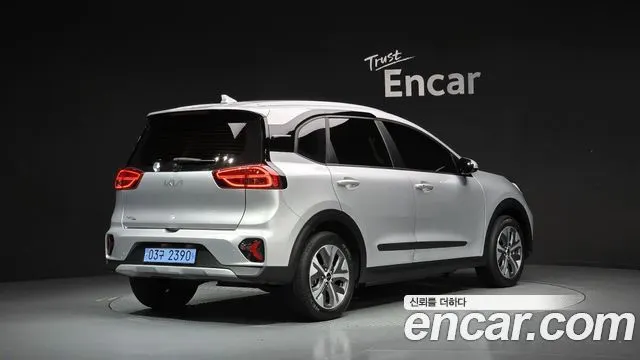 KIA NIRO PLUS 2023 — 28 125 км, серебристо-серый, Корея — под ключ — фото 2