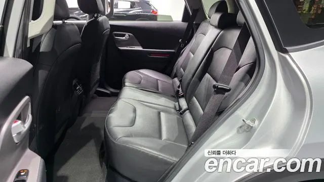 KIA NIRO PLUS 2023 — 28 125 км, серебристо-серый, Корея — под ключ — фото 11