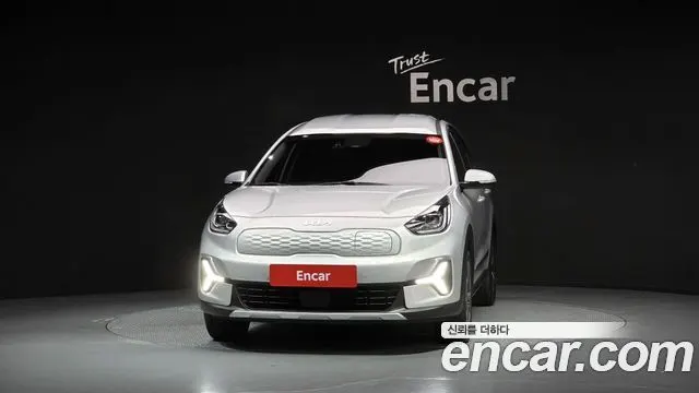 KIA NIRO PLUS 2023 — 28 125 км, серебристо-серый, Корея — под ключ — фото 3