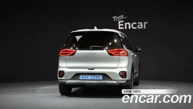 KIA NIRO PLUS 2023 — 28 125 км, серебристо-серый, Корея — под ключ — фото 4