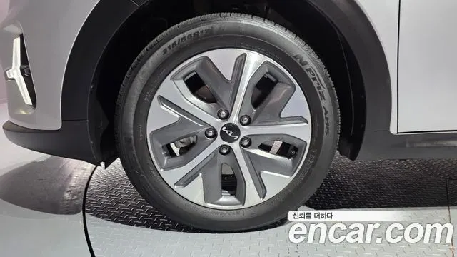 KIA NIRO PLUS 2023 — 28 125 км, серебристо-серый, Корея — под ключ — фото 5