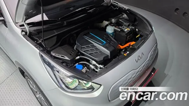 KIA NIRO PLUS 2023 — 28 125 км, серебристо-серый, Корея — под ключ — фото 6