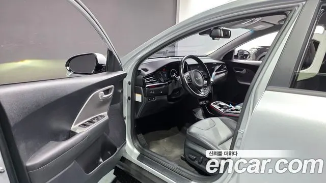 KIA NIRO PLUS 2023 — 28 125 км, серебристо-серый, Корея — под ключ — фото 10