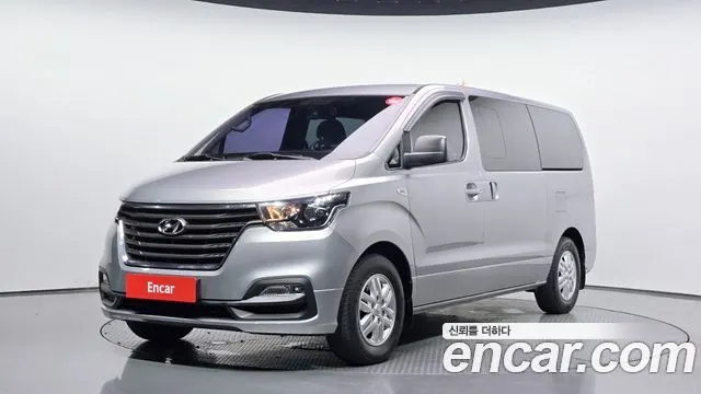 HYUNDAI GRAND STAREX 2018 — 68 273 км, серебристо-серый, Корея — под ключ — фото 1
