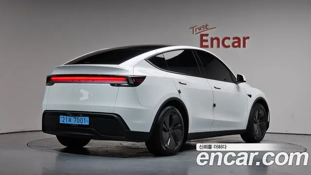 TESLA MODEL Y 2025