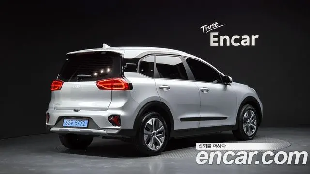 KIA NIRO PLUS 2023 — 31 607 км, серебристый, Корея — под ключ — фото 1