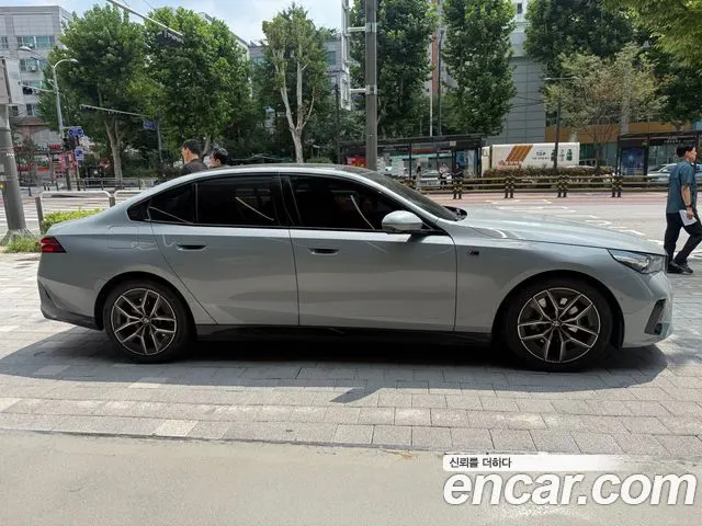 BMW 5 SERIES 2026 — 4 500 км, светло-серебристый, Корея — под ключ — фото 2