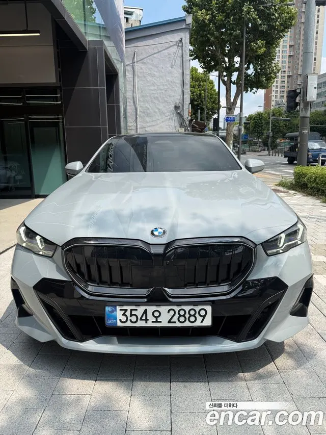 BMW 5 SERIES 2026 — 4 500 км, светло-серебристый, Корея — под ключ — фото 3