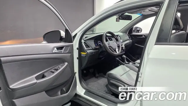HYUNDAI TUCSON 2016 — 68 475 км, белый, Корея — под ключ — фото 10