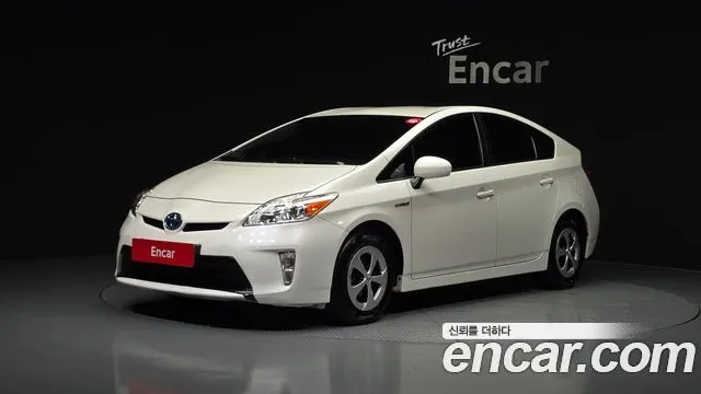 TOYOTA PRIUS 2015 — 136 232 км, белый, Корея — под ключ — фото 1