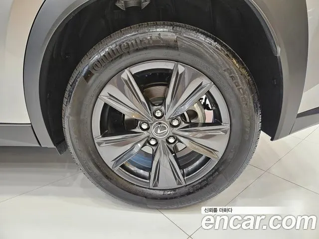 LEXUS UX300H 2026 — 8 934 км, серебристо-серый, Корея — под ключ — фото 5