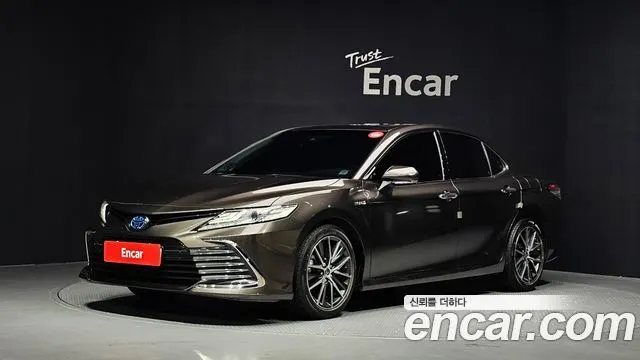 TOYOTA CAMRY 2023 — 25 263 км, светло-золотистый, Корея — под ключ — фото 1