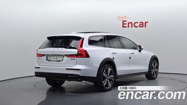 VOLVO V60 CROSS COUNTRY 2021 — 60 358 км, белый, Корея — под ключ — фото 2