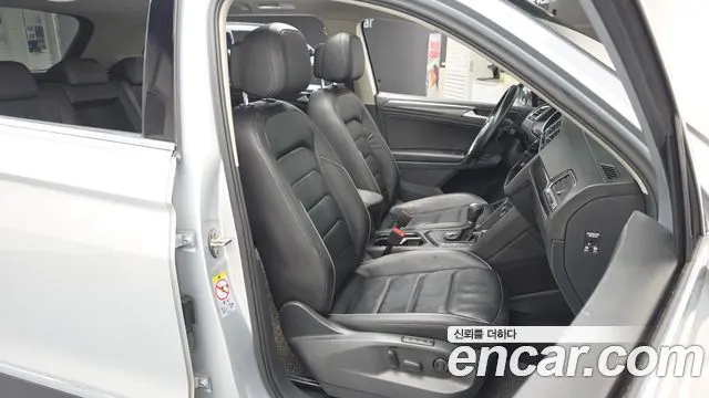 VOLKSWAGEN TIGUAN 2018 — 145 674 км, серебристо-серый, Корея — под ключ — фото 12