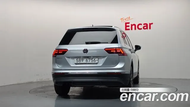 VOLKSWAGEN TIGUAN 2018 — 145 674 км, серебристо-серый, Корея — под ключ — фото 4