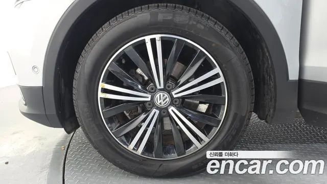 VOLKSWAGEN TIGUAN 2018 — 145 674 км, серебристо-серый, Корея — под ключ — фото 5