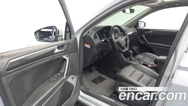 VOLKSWAGEN TIGUAN 2018 — 145 674 км, серебристо-серый, Корея — под ключ — фото 10
