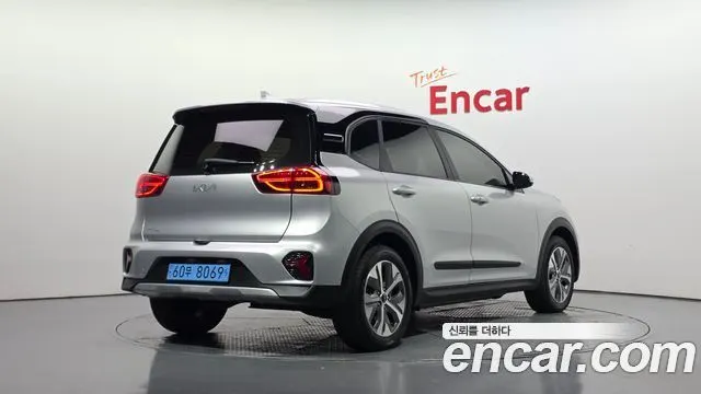 KIA NIRO PLUS 2023 — 32 302 км, серебристый, Корея — под ключ — фото 2