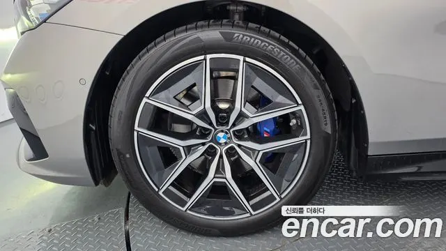 BMW 5 SERIES 2026 — 11 439 км, светло-золотистый, Корея — под ключ — фото 5