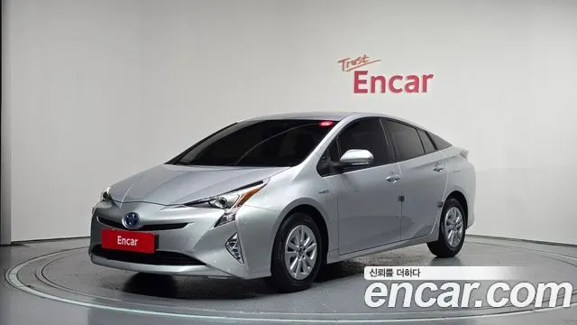 TOYOTA PRIUS 2018 — 77 240 км, серебристо-серый, Корея — под ключ — фото 1