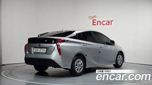 TOYOTA PRIUS 2018 — 77 240 км, серебристо-серый, Корея — под ключ — фото 2