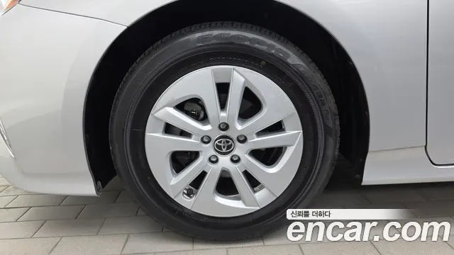 TOYOTA PRIUS 2018 — 77 240 км, серебристо-серый, Корея — под ключ — фото 5