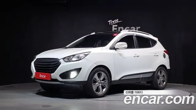 HYUNDAI TUCSON 2012 — 126 327 км, белый, Корея — под ключ — фото 1