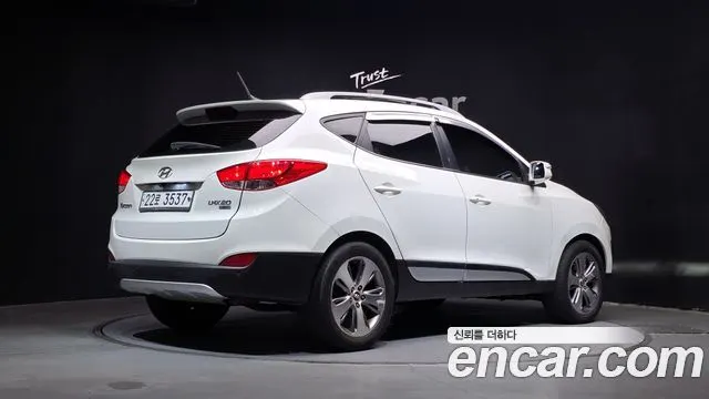 HYUNDAI TUCSON 2012 — 126 327 км, белый, Корея — под ключ — фото 2