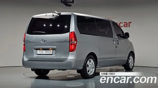 HYUNDAI GRAND STAREX 2019 — 23 650 км, серебристый, Корея — под ключ — фото 1