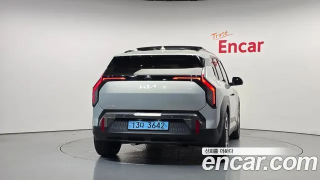 KIA EV3 2025 — 18 177 км, серебристо-серый, Корея — под ключ — фото 4