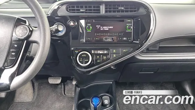 TOYOTA PRIUS C 2019 — 37 106 км, белый, Корея — под ключ — фото 12
