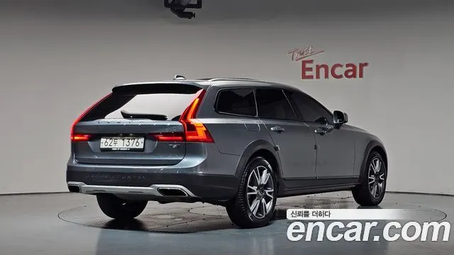VOLVO V90 CROSS COUNTRY 2019 — 65 251 км, серебристо-серый, Корея — под ключ — фото 1